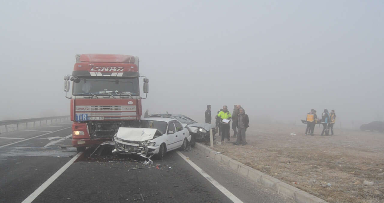 Konya yolunda TIR, 4 otomobili biçti 1